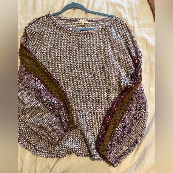 Thin sweater with pattern sleeves - Picture 1 of 3